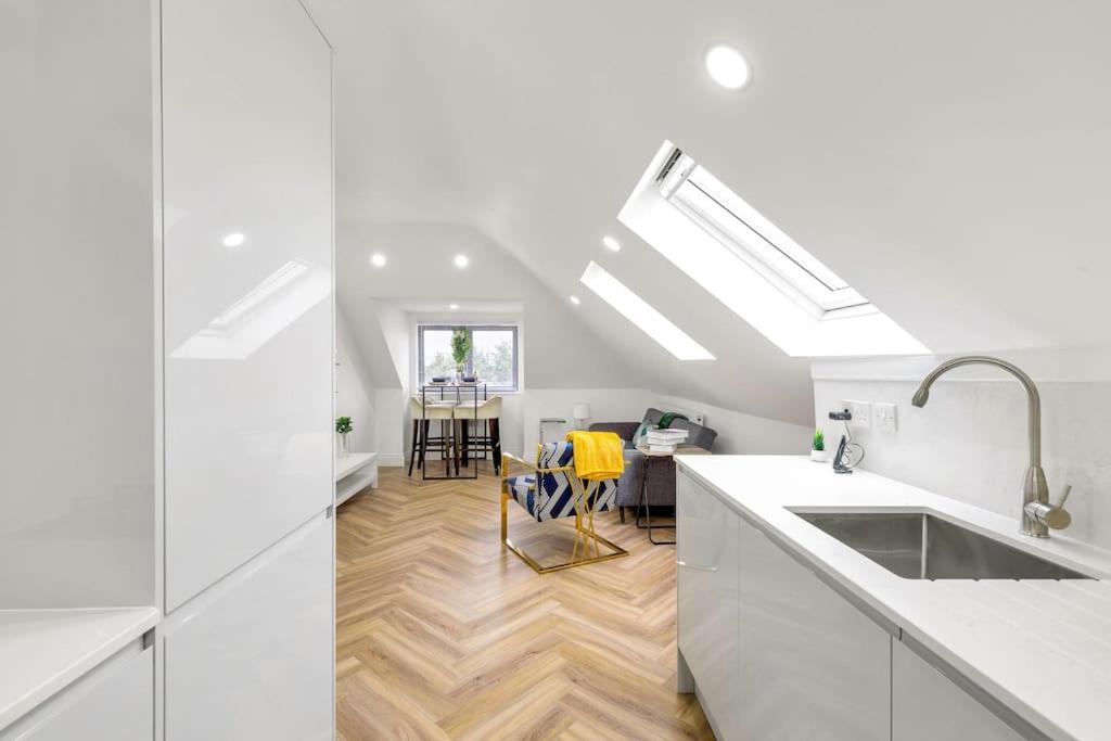 Modern 5 Occupancy Flat Free Parking & Views *