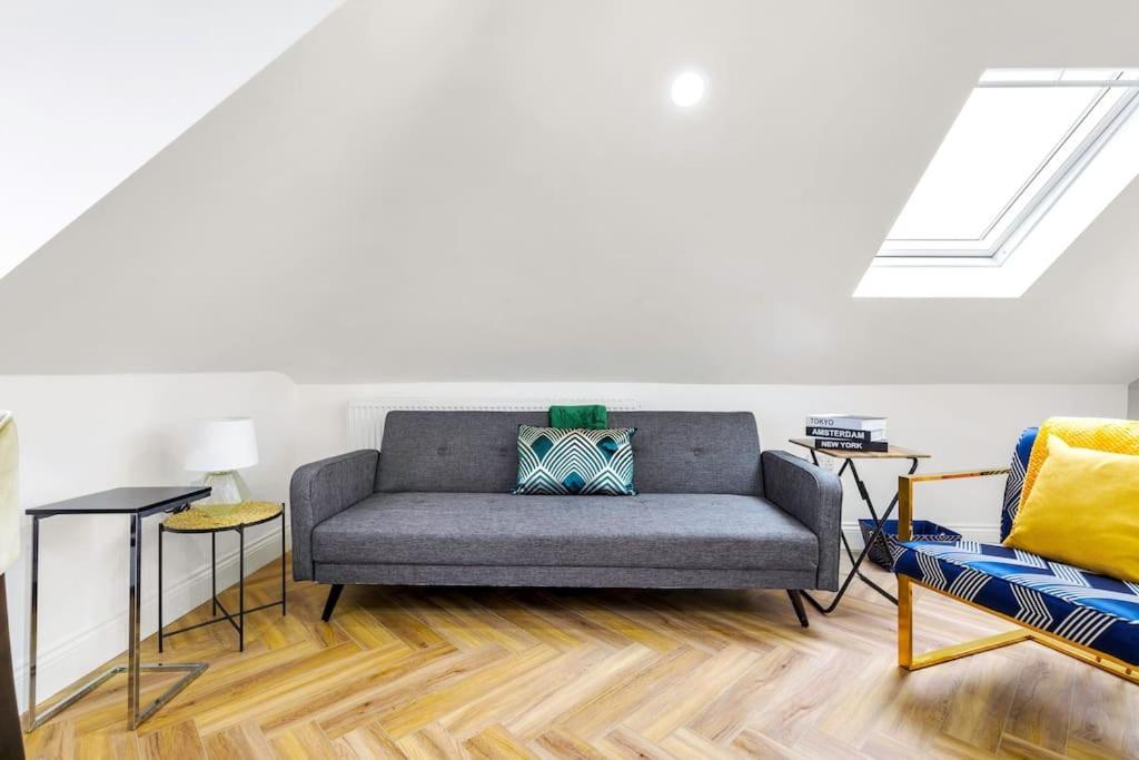 Modern 5 Occupancy Flat Free Parking & Views Apartment London