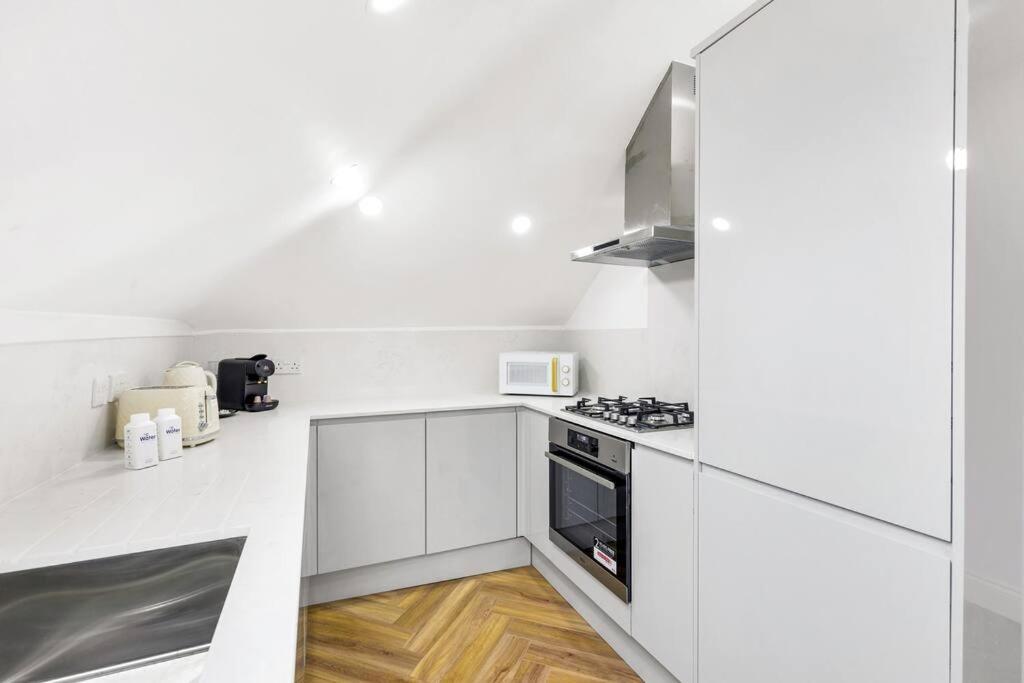Modern 5 Occupancy Flat Free Parking & Views London